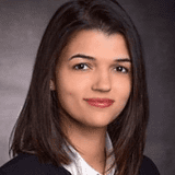 alt="Anissa, étudiante à l’EHL Lausanne"